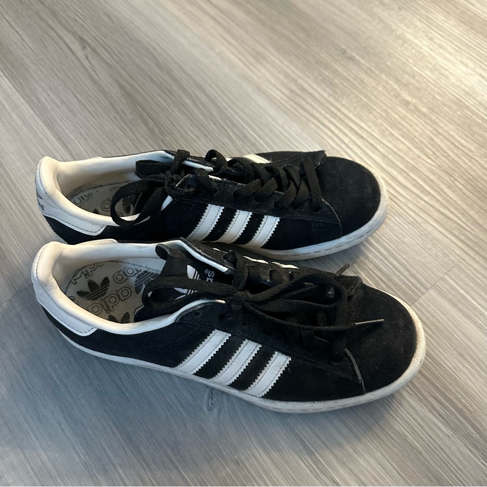 Adidas sneakers in black